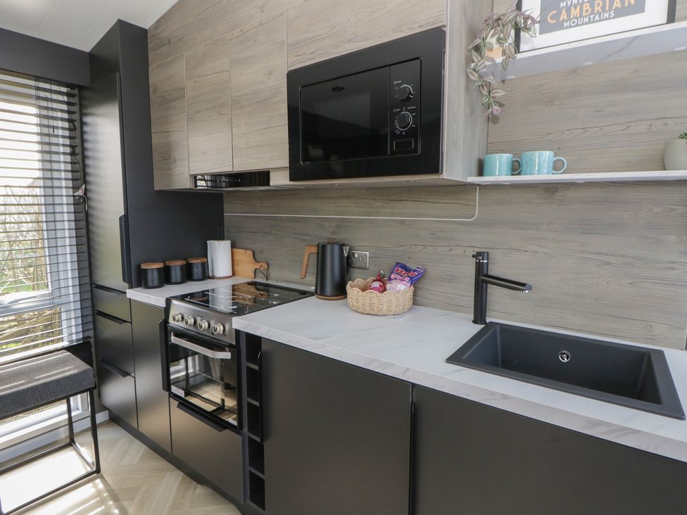 A kitchen with an oven and sink at Dawn's Rest Nantmel near Rhayader