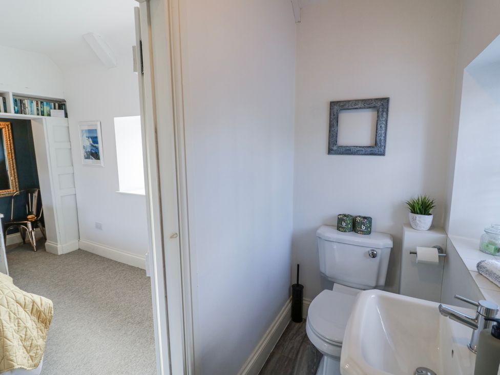 A bathroom with toilet and sink at Halliday’s Cottages - The Folly Greetham near Cottesmore