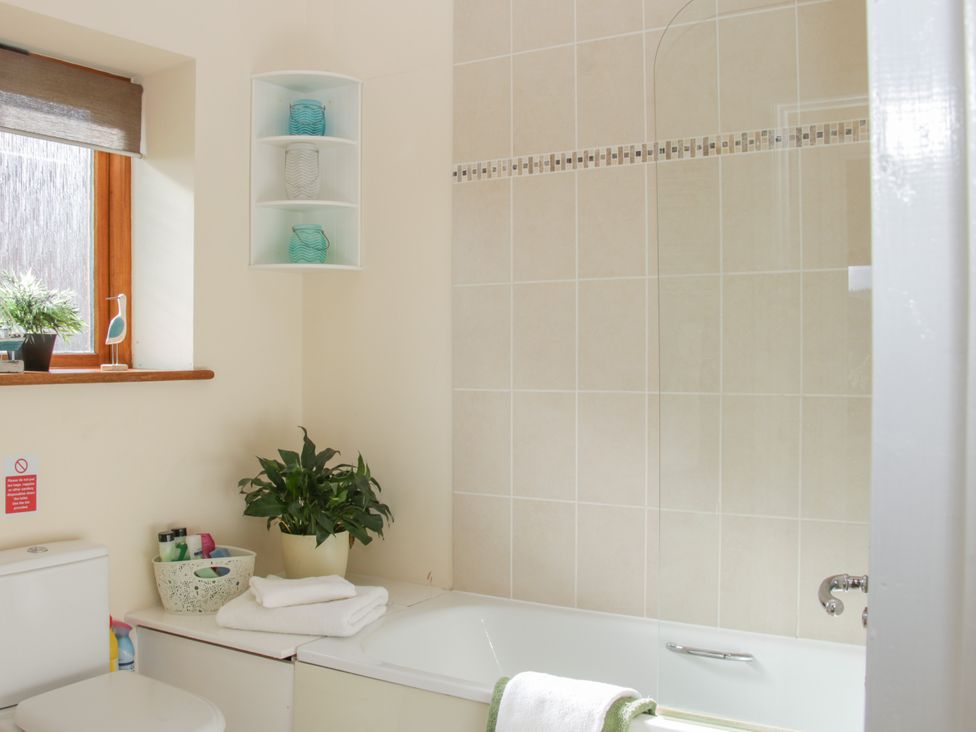 A bathroom with bathtub and toilet at Herdwick Cottage in Much Wenlock