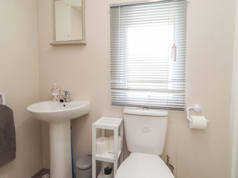 A bathroom with a sink and toilet at Gardeners Lodge