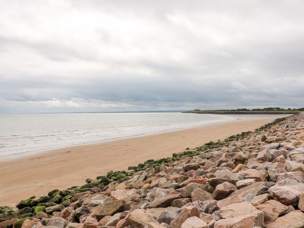 A beach with rocks and sand at Seaview Wellness Retreat in Carnoustie