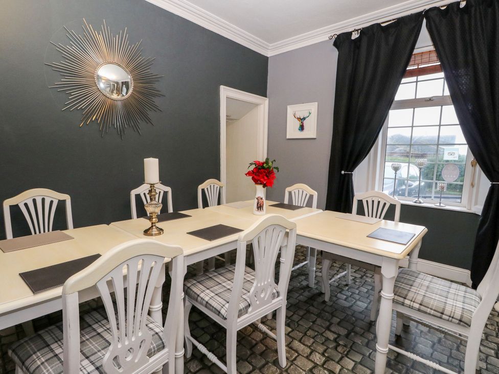 A dining room with a table and chairs at Seaview Wellness Retreat in Carnoustie