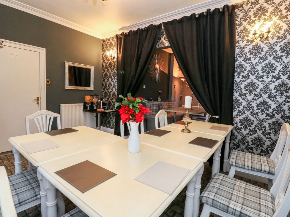A dining room with a table and chairs at Seaview Wellness Retreat in Carnoustie