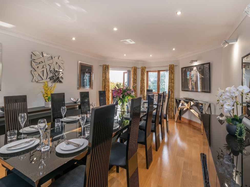 A dining room with a table and chairs at Hamble House in Southampton