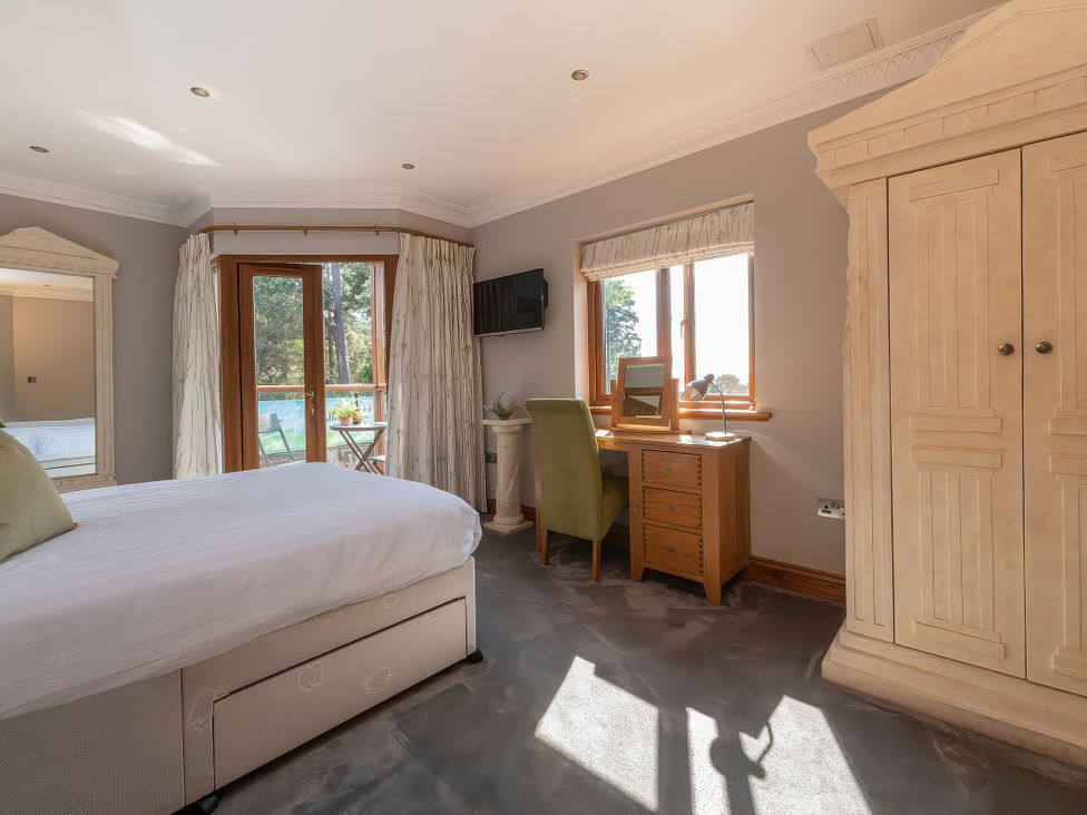 A bedroom with a bed and dressing table at Hamble House in Southampton