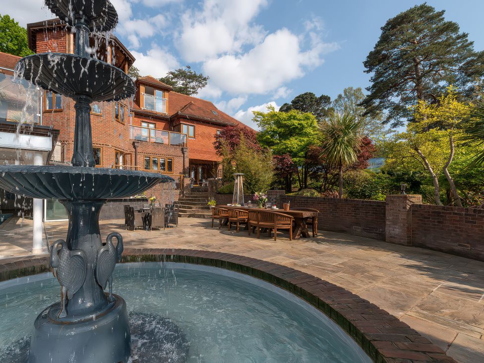 An outdoor space with a fountain and dining area at Hamble House in Southampton