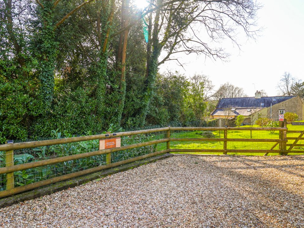 An outdoor area with a wooden fence and gravel at Le Petit Glen in Uplyme