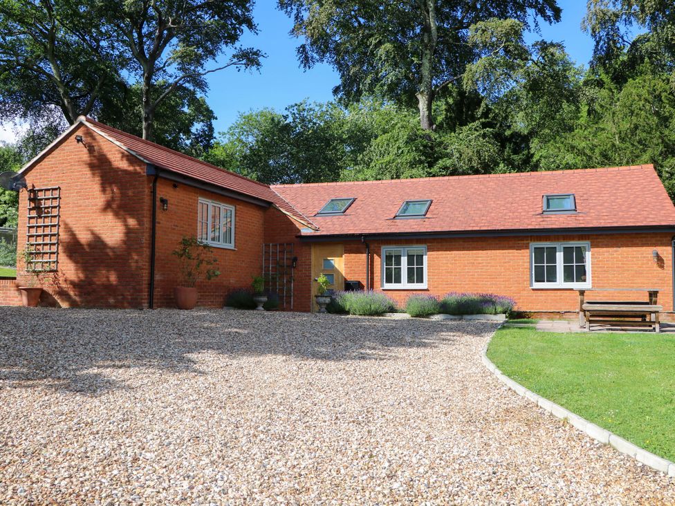 A house with a gravel pathway and garden at Keepers Cottage in Petersfield