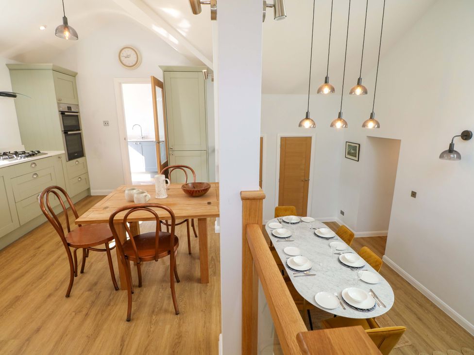 A dining area with a table and chairs at Keepers Cottage Petersfield