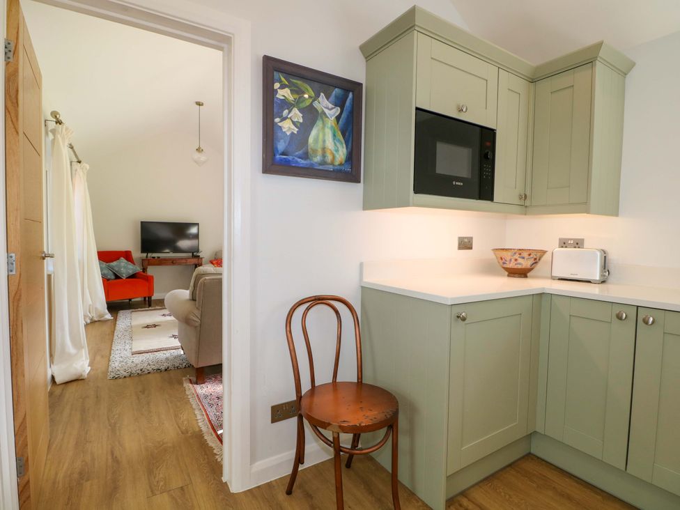 A kitchen with a microwave and toaster at Keepers Cottage in Petersfield