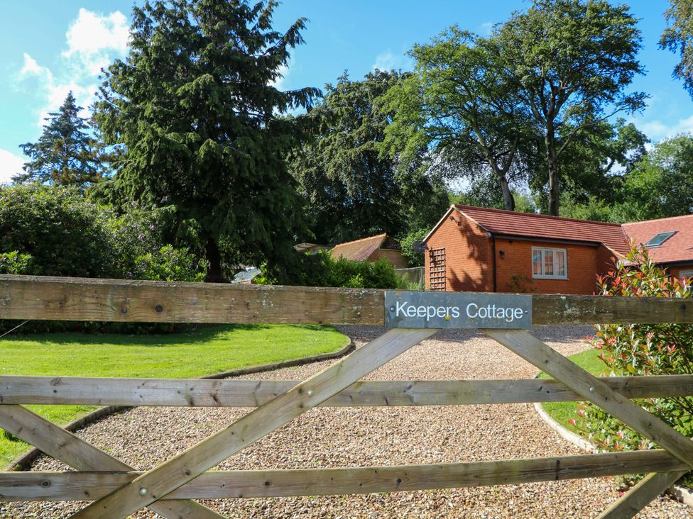 A cottage with a gravel driveway at Keepers Cottage in Petersfield