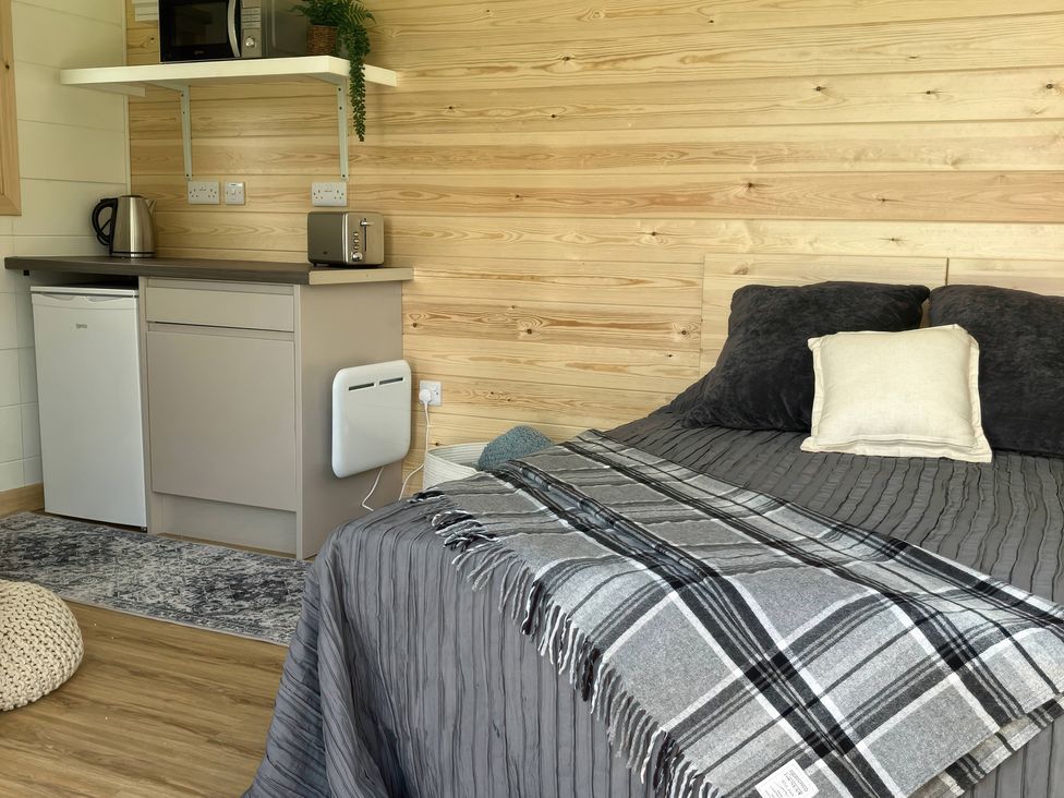 A bedroom with a bed and kitchenette area at Sherwood - Cosy Pod 3 in Mansfield