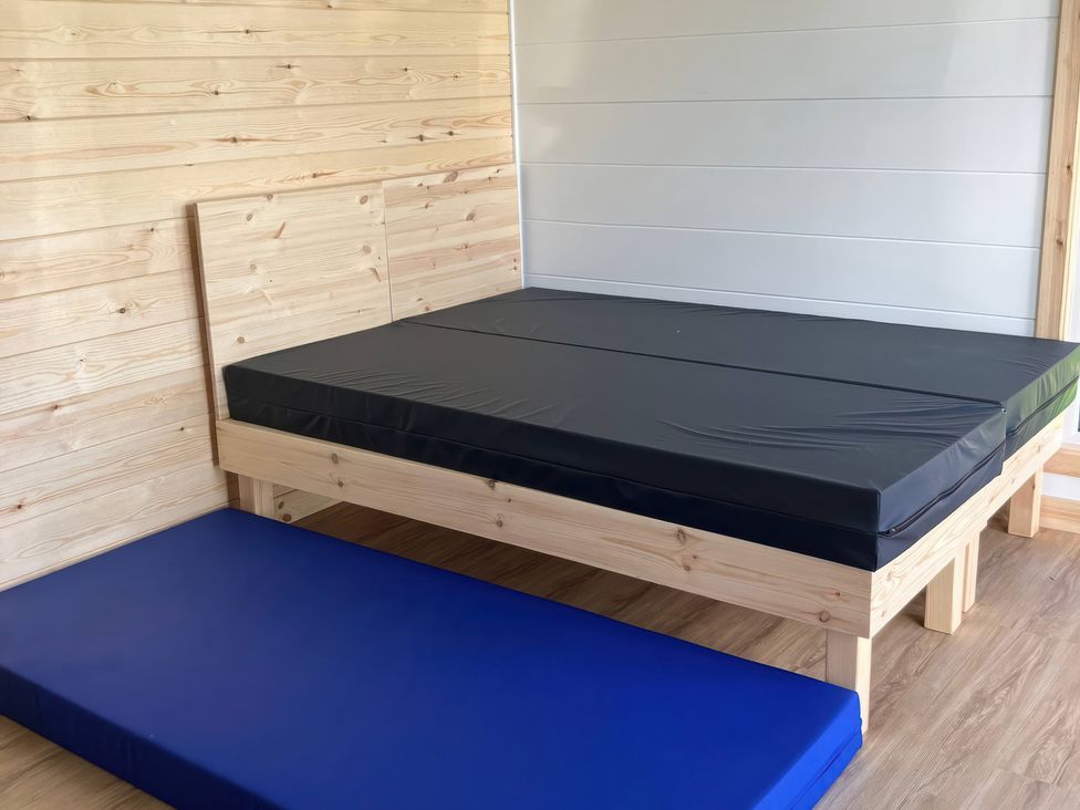 A bedroom with a bed and a blue padding at Sherwood - Cosy Pod 3 Mansfield
