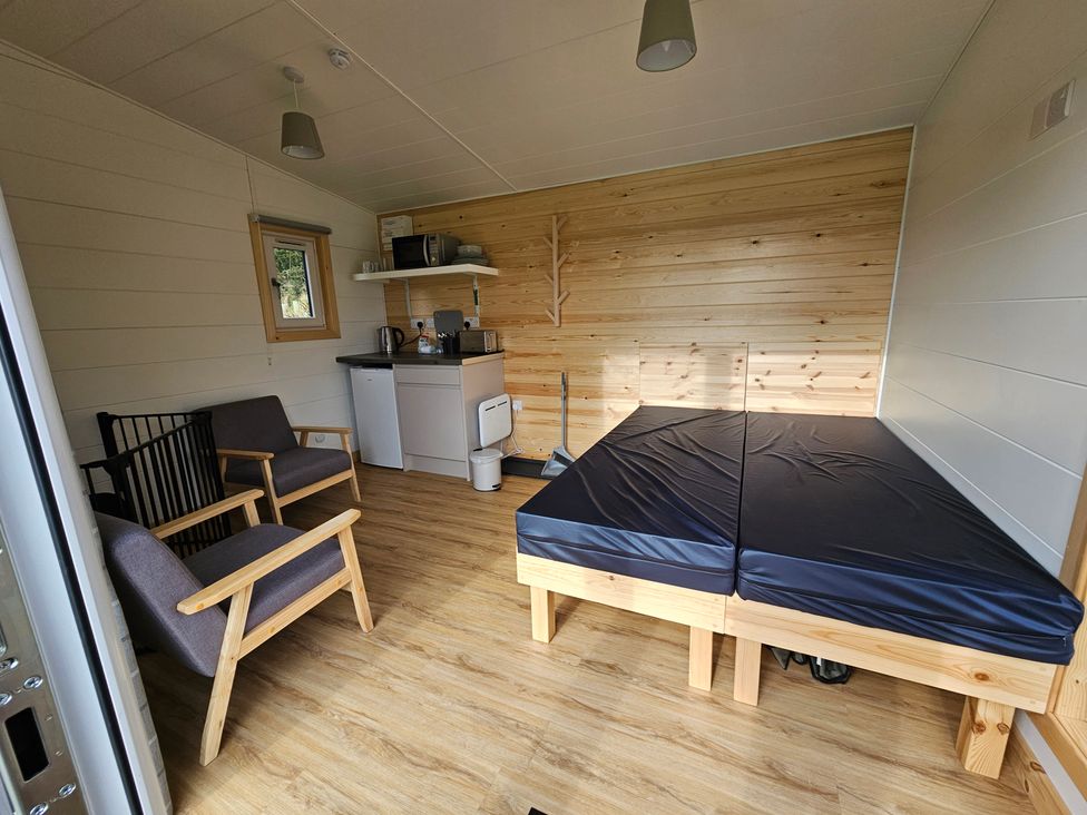 A living room with a kitchenette and seating area at Sherwood - Cosy Pod 5 in Mansfield
