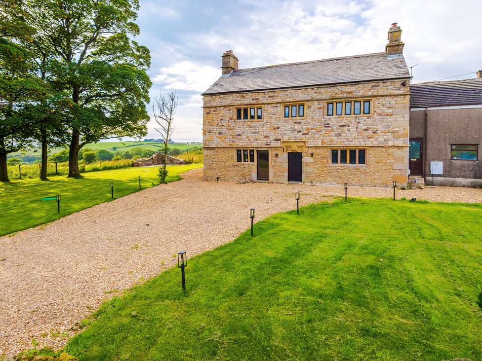 A house with gravel driveway and garden at Landskill Farm in Preston