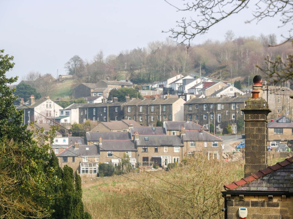 A view of houses on a hillside at Milburn Cottage in Keighley