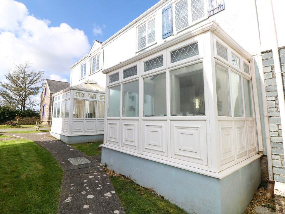 A conservatory with large windows at The Wool Pack in Tenby