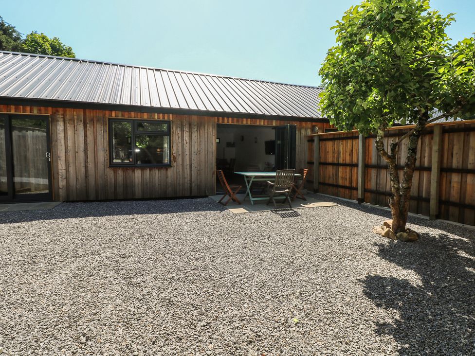 An outdoor area with gravel, a table, and chairs at Brookview Kingfisher in Haverfordwest