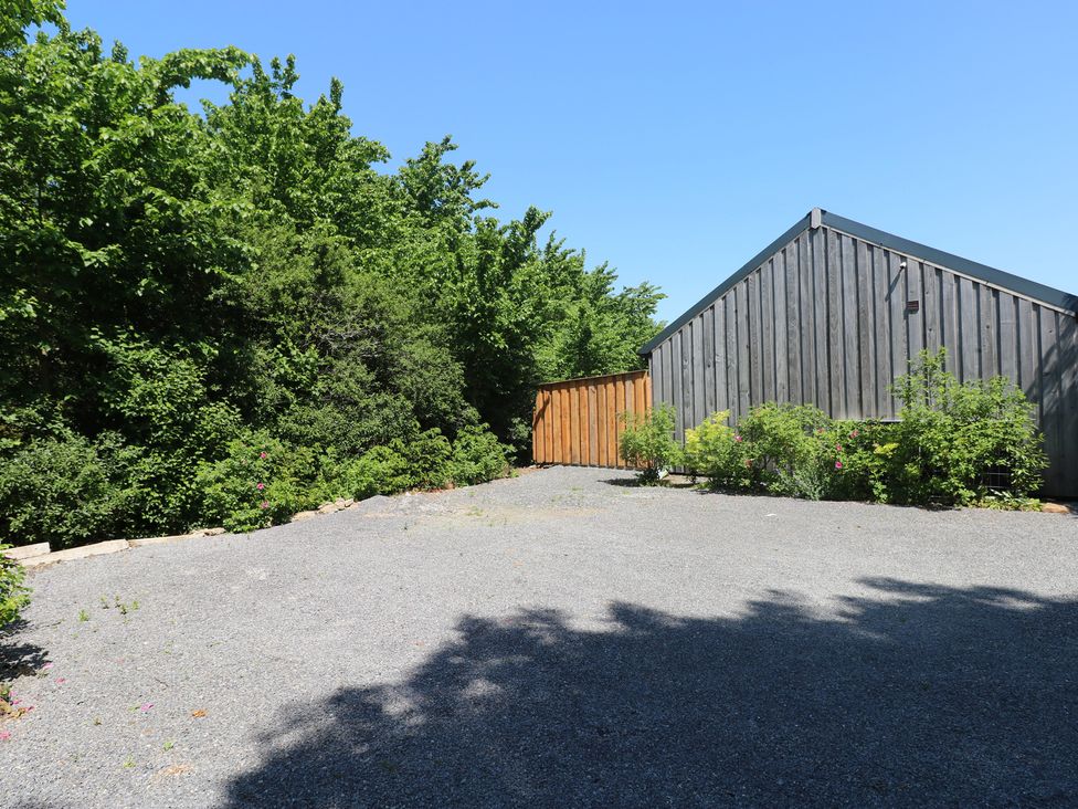 An outdoor area with gravel and greenery at Brookview Goldfinch in Haverfordwest