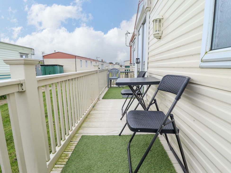 A deck with chairs and a table at Towervans Z11 in Mablethorpe