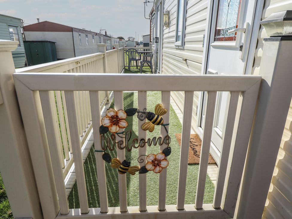 A welcome sign on a railing at Towervans Z11 in Mablethorpe