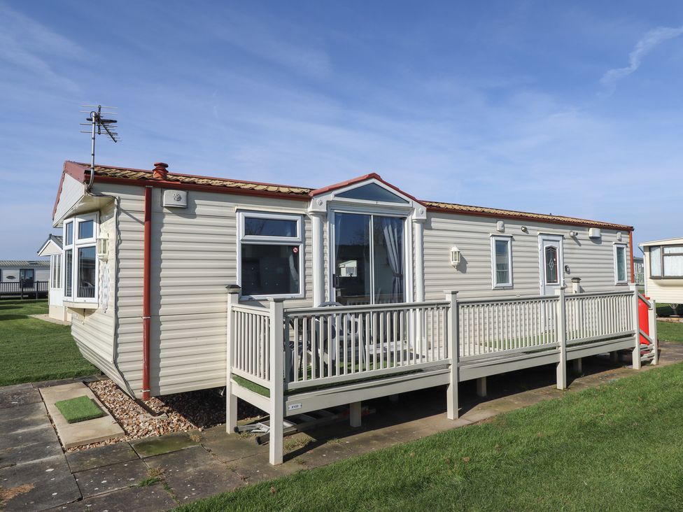 A static caravan with decking and grass at Towervans Z11 in Mablethorpe