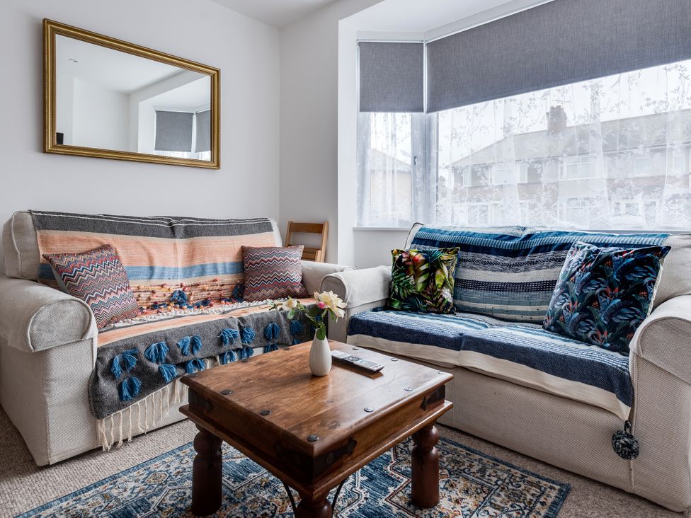 A living room with sofas and a coffee table at Florence of Oxford in Oxford
