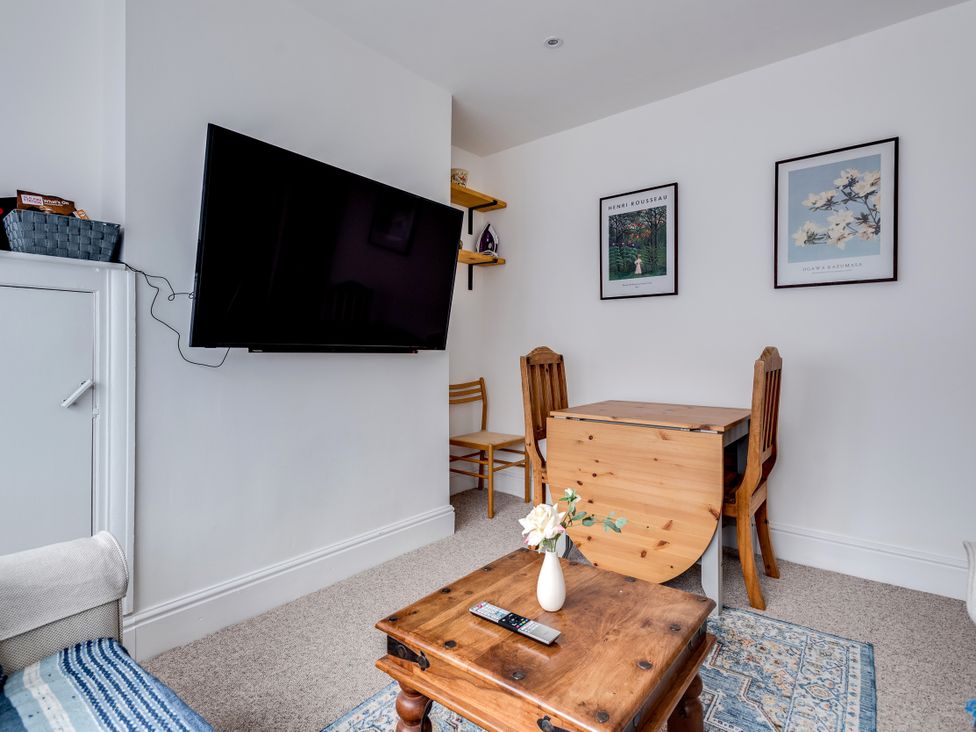 A living room with a table and chairs at Florence of Oxford in Oxford