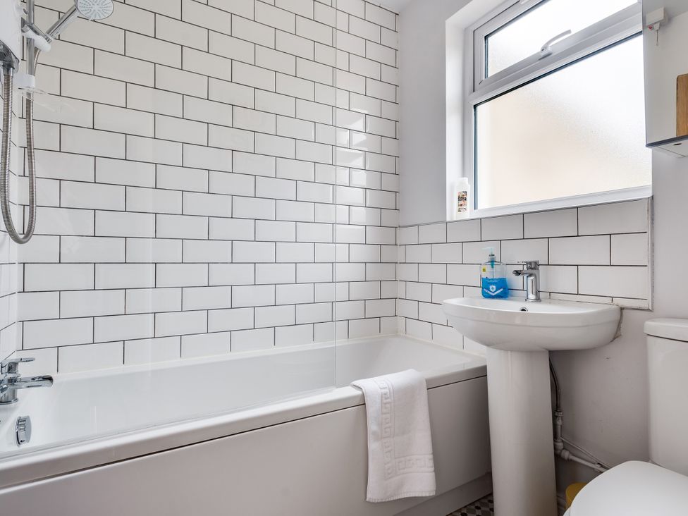 A bathroom with a bathtub, sink, and toilet at Florence of Oxford, Oxford