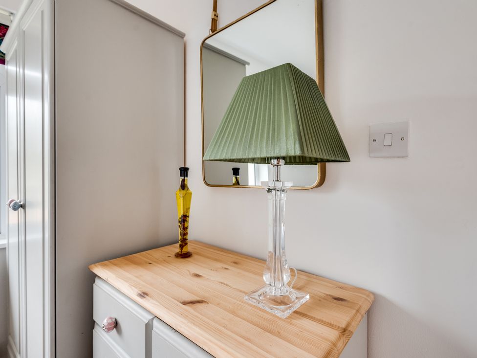 A table with a lamp and a vase in the dressing room at Florence of Oxford Oxford