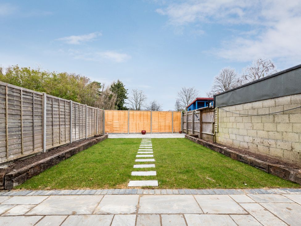 A garden with grass and stepping stones at Florence of Oxford in Oxford