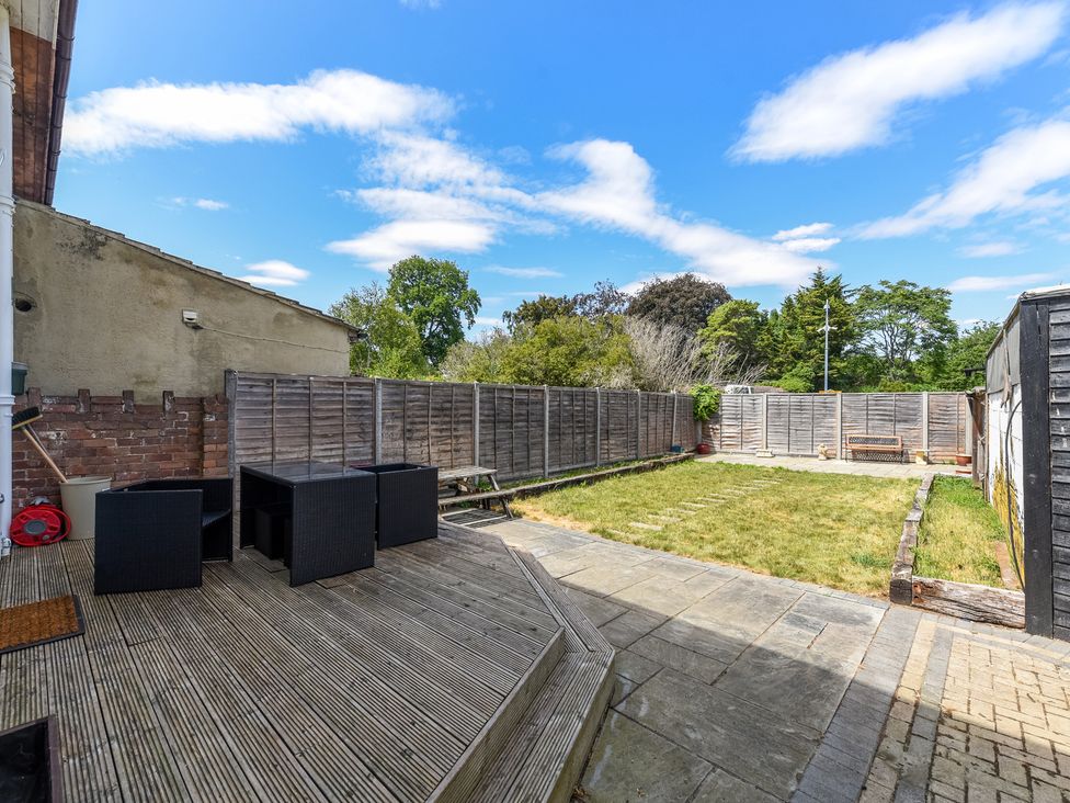 A garden with decking and outdoor furniture at Florence of Oxford, Oxford