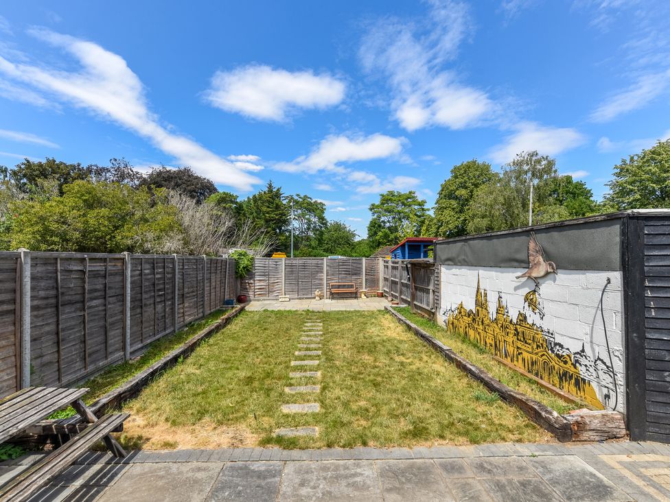 A garden with a pathway and mural at Florence of Oxford in Oxford