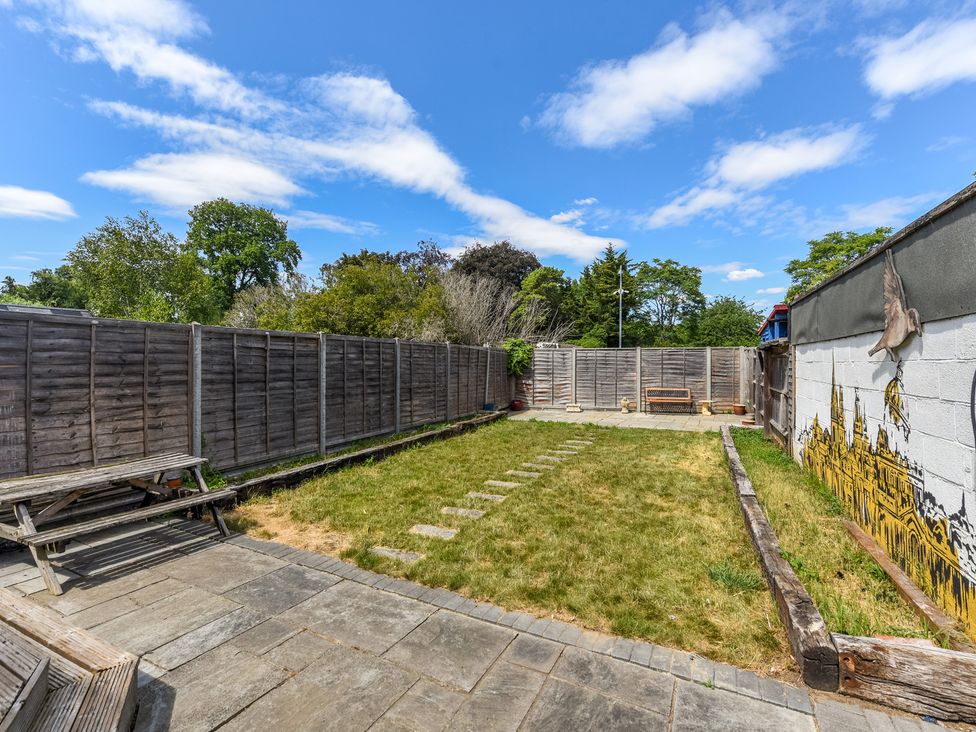 A garden with fence and seating area at Florence of Oxford, Oxford