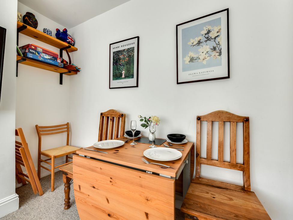 A dining room with a table and chairs at Florence of Oxford in Oxford
