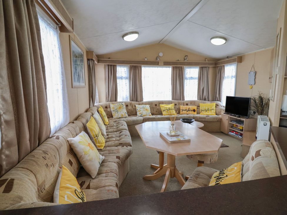 A living room with a sofa and coffee table at Winchester - 244