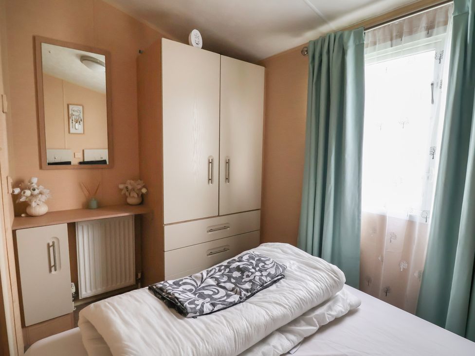 A bedroom with a bed and wardrobe at Winchester - 244