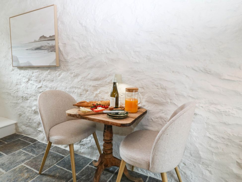 A dining area with a table and chairs at Little Oak near Tal-Y-Bont