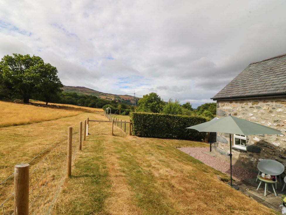 An outdoor area with a pathway and seating at Little Oak near Tal-Y-Bont