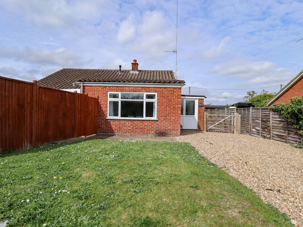 A house with a garden and gravel path at Field View in North Walsham