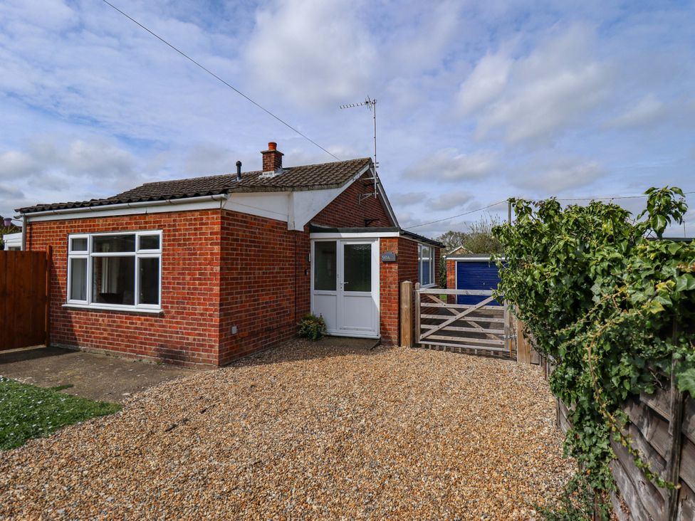 A house with gravel driveway and gate at Field View in North Walsham