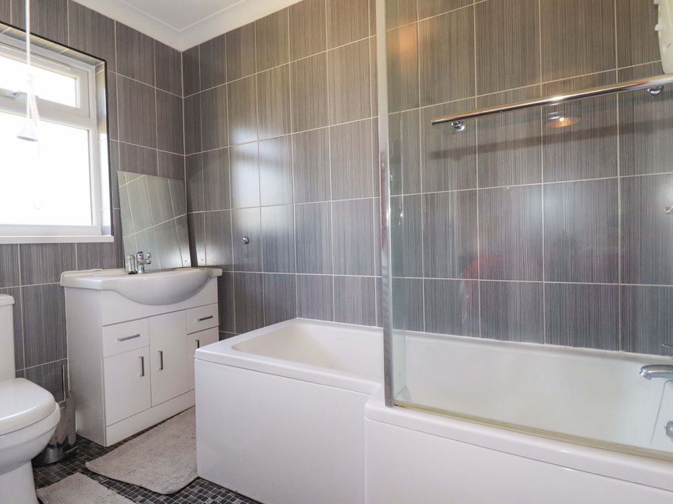 A bathroom with a sink and bathtub at Tregoning in Lostwithiel