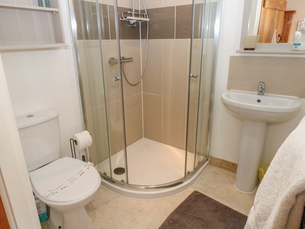 A bathroom with a shower, toilet, and sink at Castle View Cottage Bedale