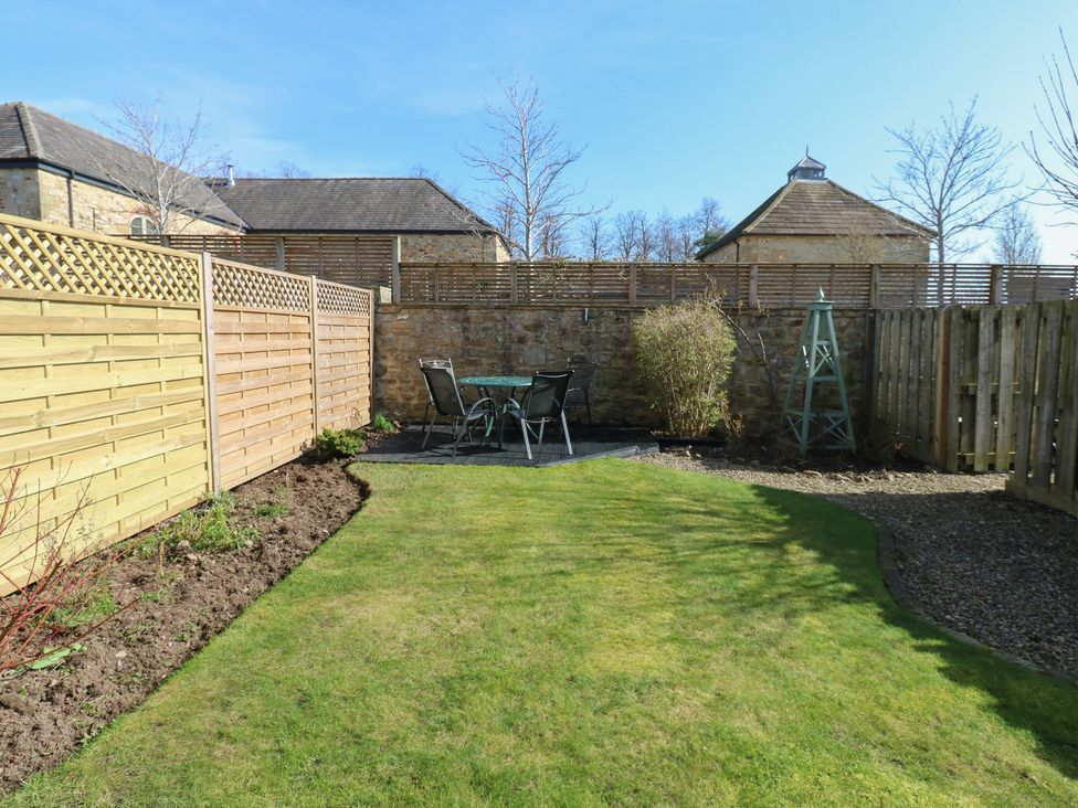 A garden with a table and chairs at Castle View Cottage Bedale