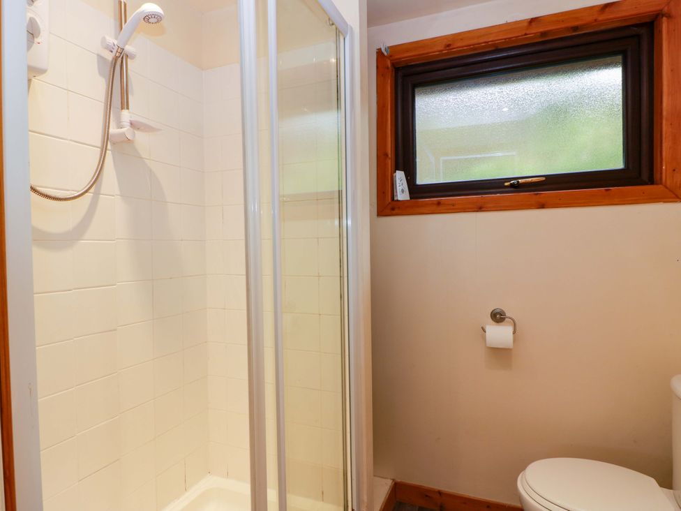 A bathroom featuring a shower and toilet at Thistle Lodge in Dunoon