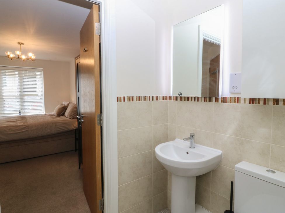 Beach View Apartment - North Wales - 1200193 - thumbnail photo 14