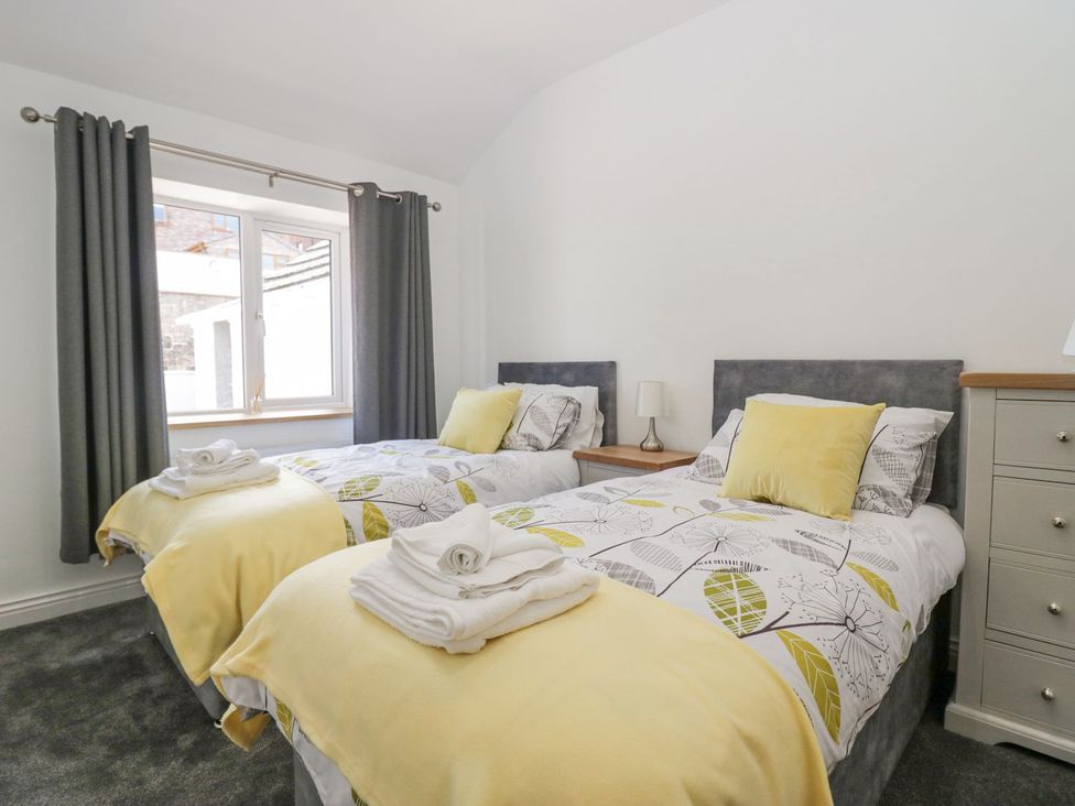 A bedroom with twin beds at Victroneen Cottage in Whitehaven