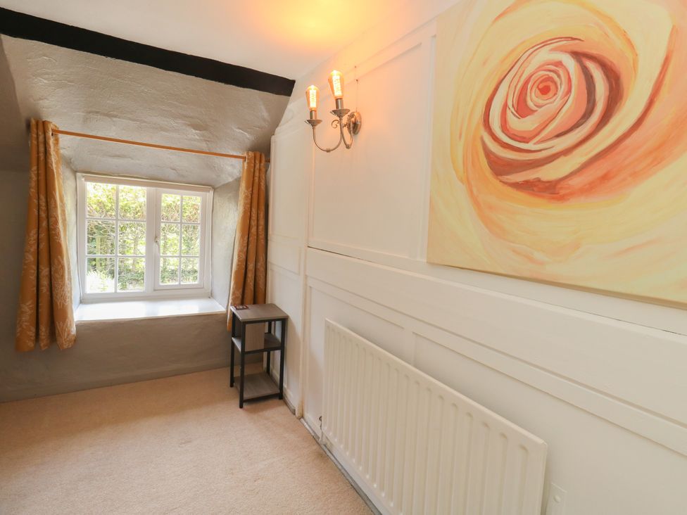 A small room with a window and table at Rose Cottage in Osmington