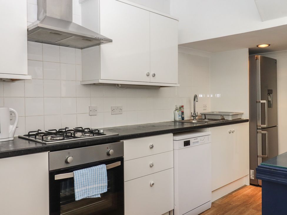 A kitchen with appliances and fixtures at Marina Court Apartment in Torquay