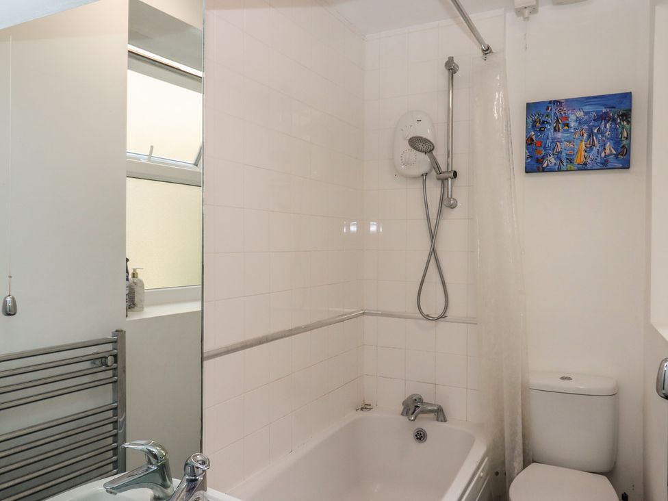 A bathroom with a bathtub and a toilet at Marina Court Apartment in Torquay